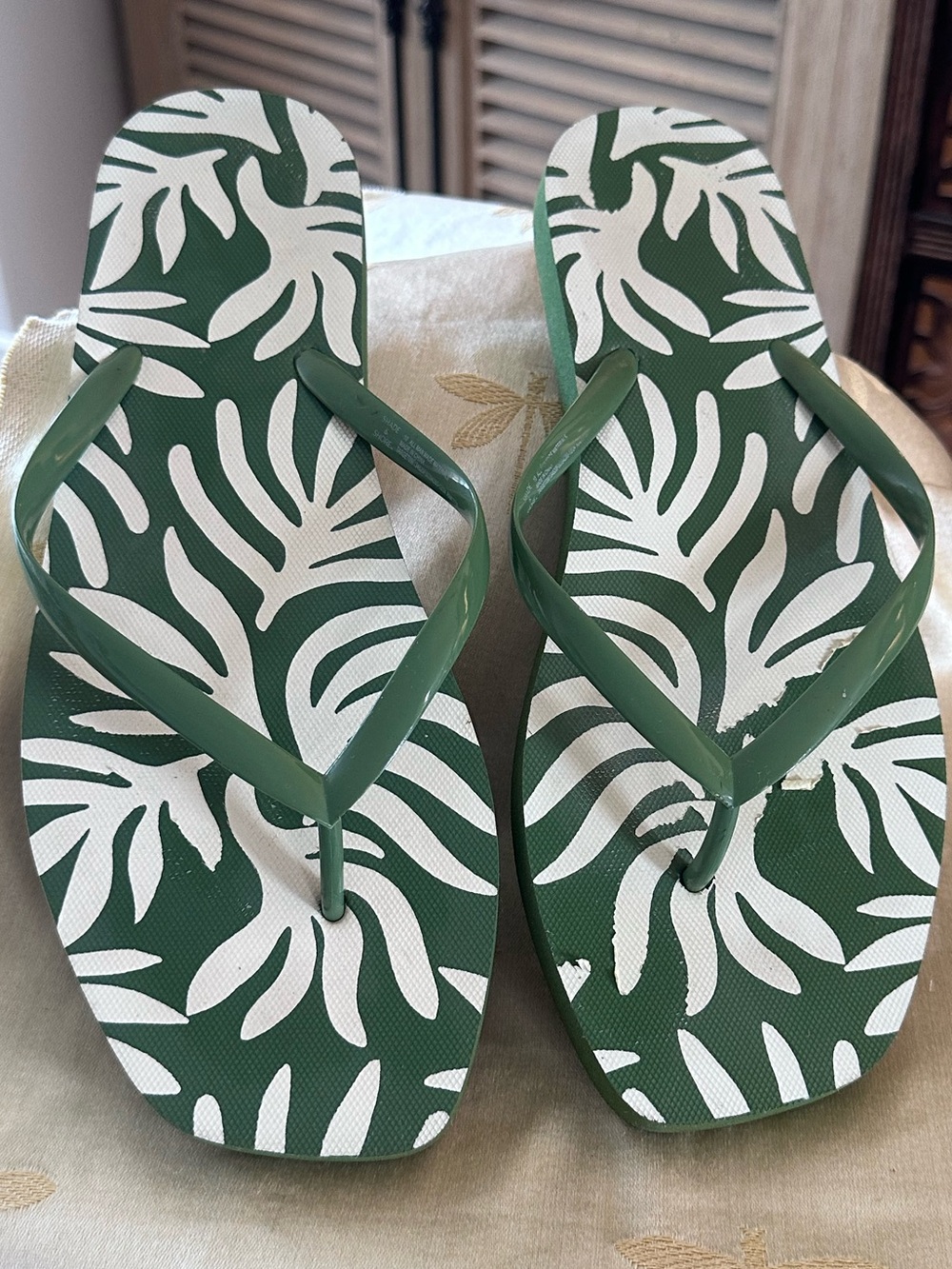 Shade & Shore Palmer Green & White Square Toe Flip Flops / Sandals. - Picture 2 of 8
